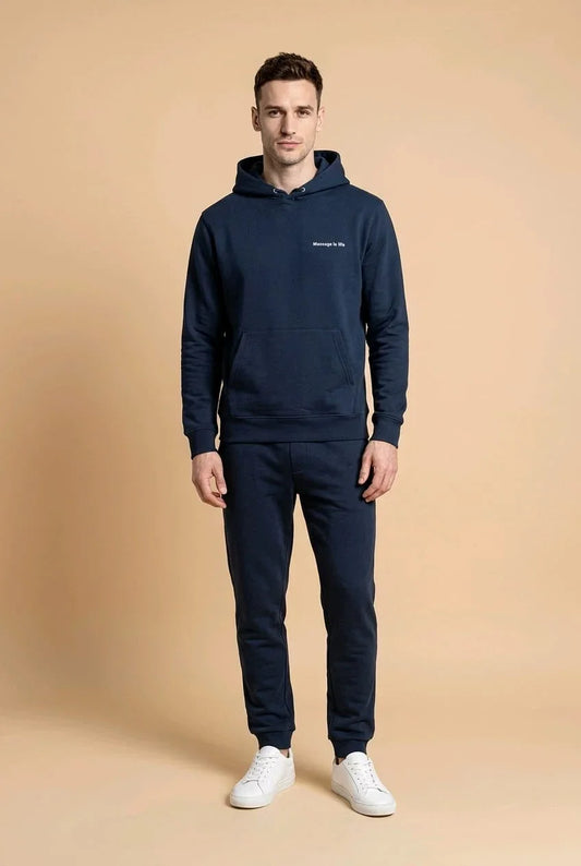 Sweat à capuche bio bleu marine avec inscription 'Massage Is Life', style lifestyle bien-être