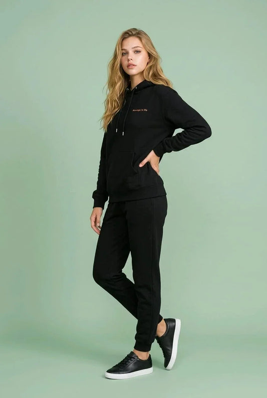 Sweat à capuche noir bio Massage Is Life, look confort lifestyle