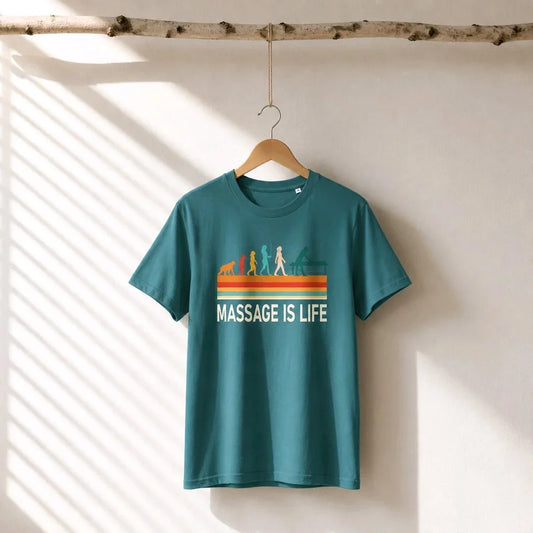 T-shirt bio Massage Is Life avec design évolution et massage, suspendu à un cintre en bois
