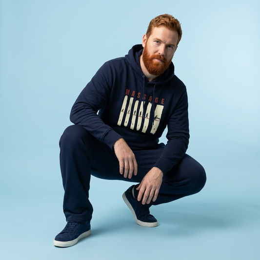 Hoodie bleu marine bio Massage Is Life avec imprimé graphique, porté par homme en tenue lifestyle bien-être
