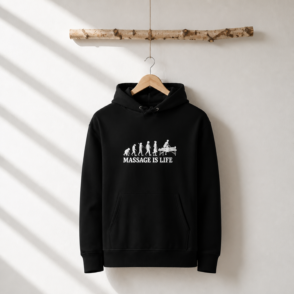 Sweat à capuche noir bio Massage Is Life, design évolution vers le massage, suspendu sur cintre bois