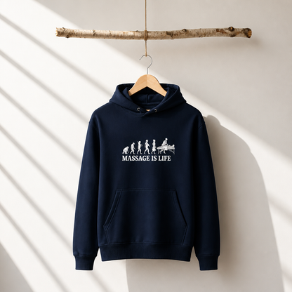 Sweat à capuche bio Massage Is Life avec imprimé évolution, suspendu sur cintre en bois, style bien-être et lifestyle