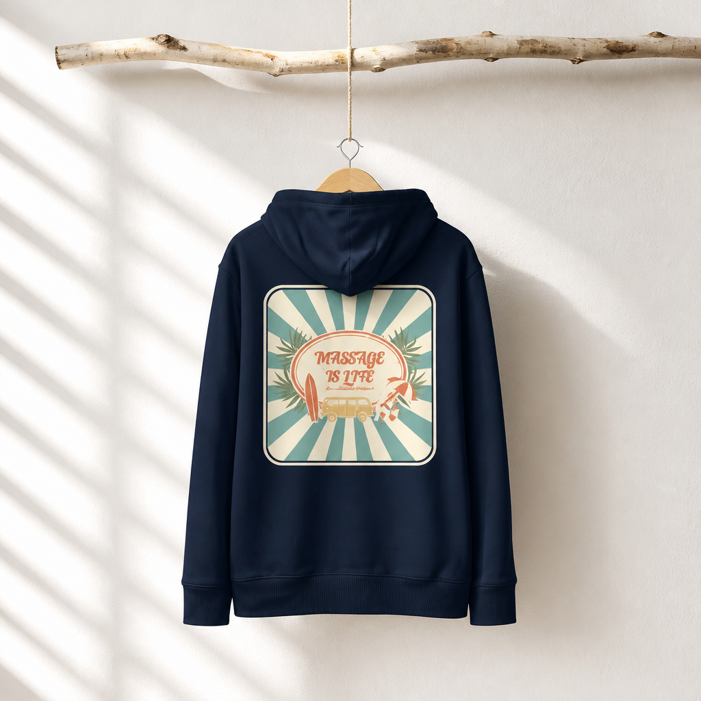 Sweat à capuche bio Massage Is Life, design rétro plage, suspendu à une branche, lumière naturelle