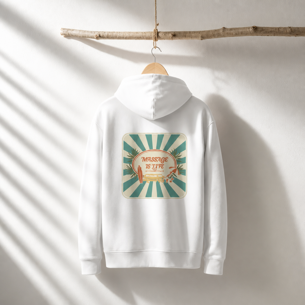 Sweat à capuche blanc bio avec logo 'Massage Is Life' et motif rétro, suspendu sur branche naturelle