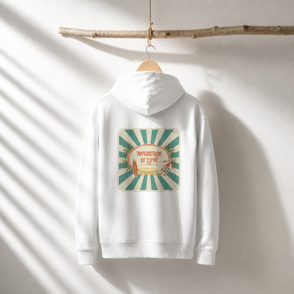 Sweat à capuche blanc bio avec logo 'Massage Is Life' et motif rétro, suspendu sur branche naturelle