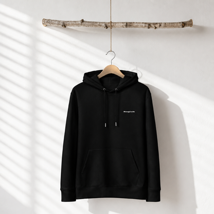Sweat à capuche noir bio 'Massage is life', suspendu sur cintre en bois, style bien-être et lifestyle