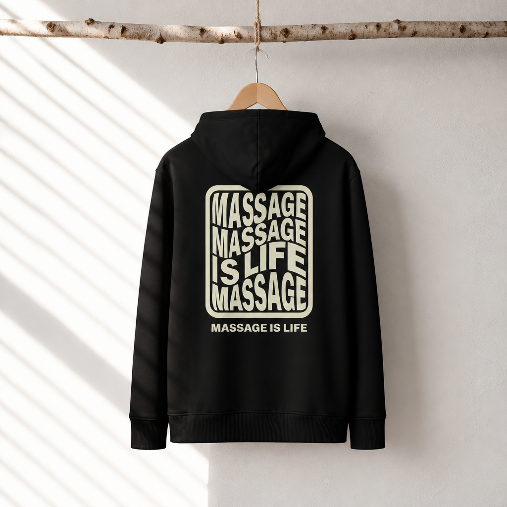 Sweat à capuche noir bio Massage Is Life, design graphique dos, suspendu à une branche en bois