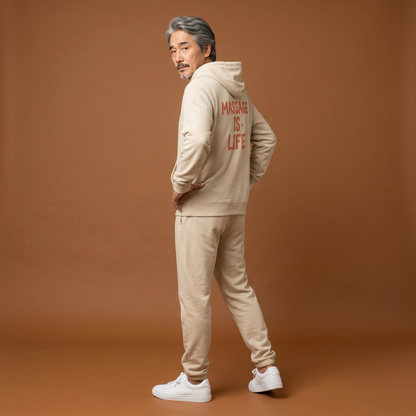 Survêtement bio beige avec inscription 'Massage Is Life' au dos, style lifestyle bien-être