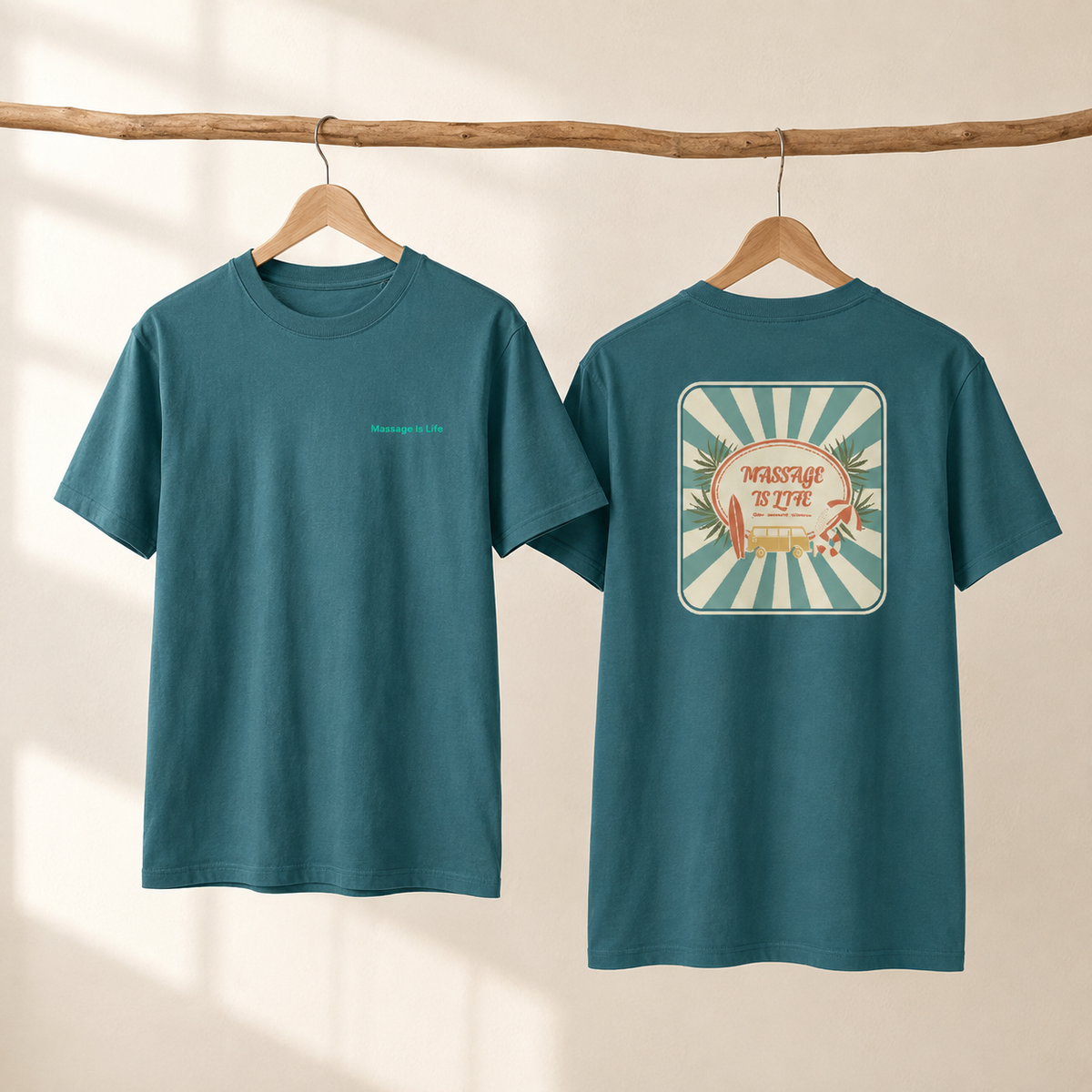 T-shirt bio Massage Is Life, dos imprimé rétro palmiers et van, devant discret logo, couleur vert d’eau