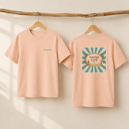 T-shirt rose pâle bio Massage Is Life, dos imprimé rétro surf et palmiers, style bien-être doux