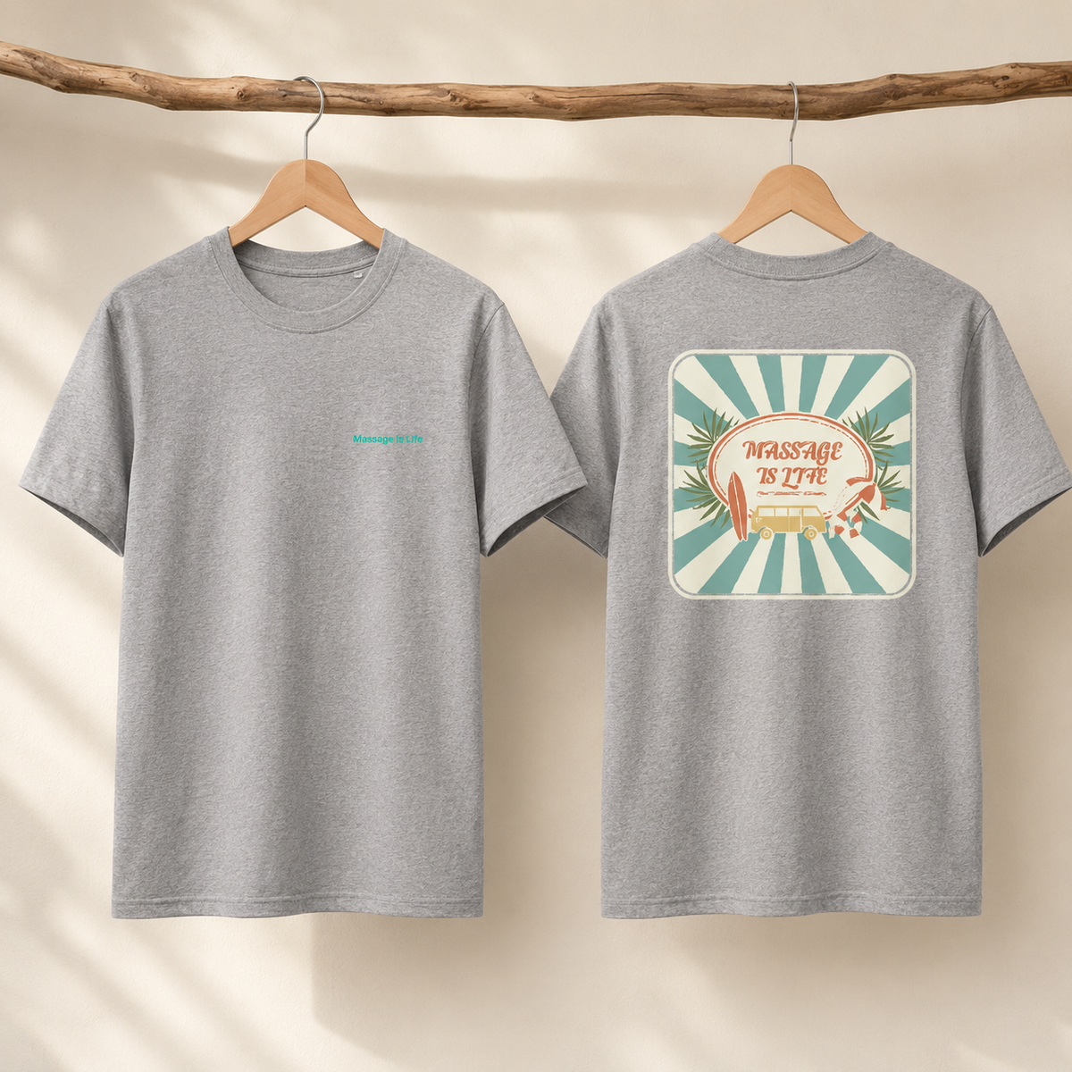 T-shirt gris bio Massage Is Life, devant discret, dos graphique rétro avec van et palmiers