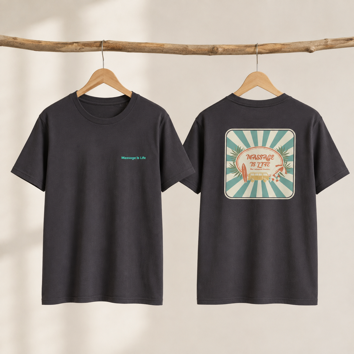 T-shirt bio Massage Is Life, face et dos, design vintage surf et bien-être, suspendu sur bois naturel
