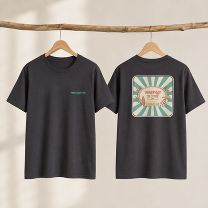 T-shirt bio Massage Is Life, face et dos, design vintage surf et bien-être, suspendu sur bois naturel