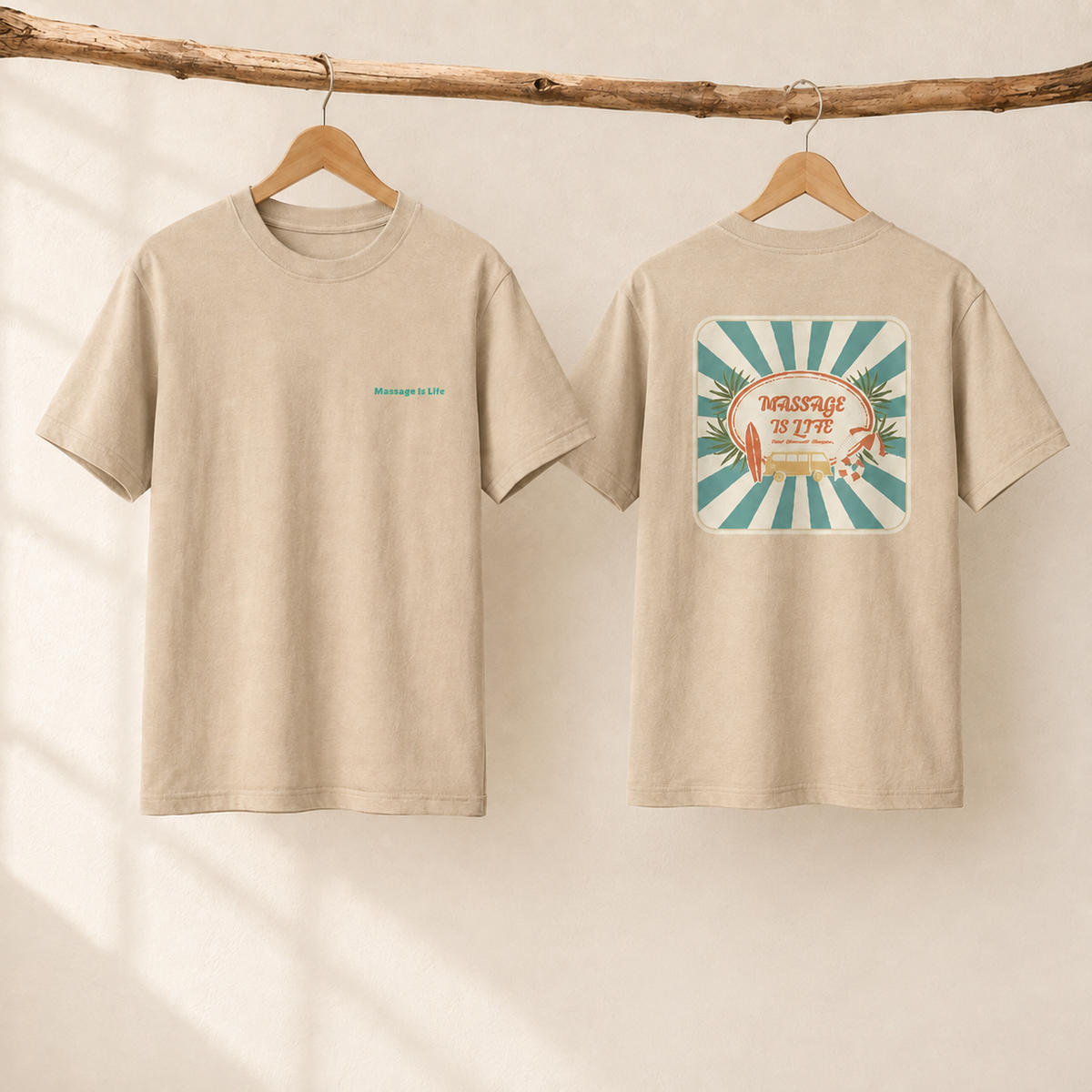 T-shirt bio beige Massage Is Life, dos imprimé rétro surf et palmiers, suspendu à une branche