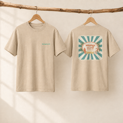 T-shirt bio beige Massage Is Life, dos imprimé rétro surf et palmiers, suspendu à une branche