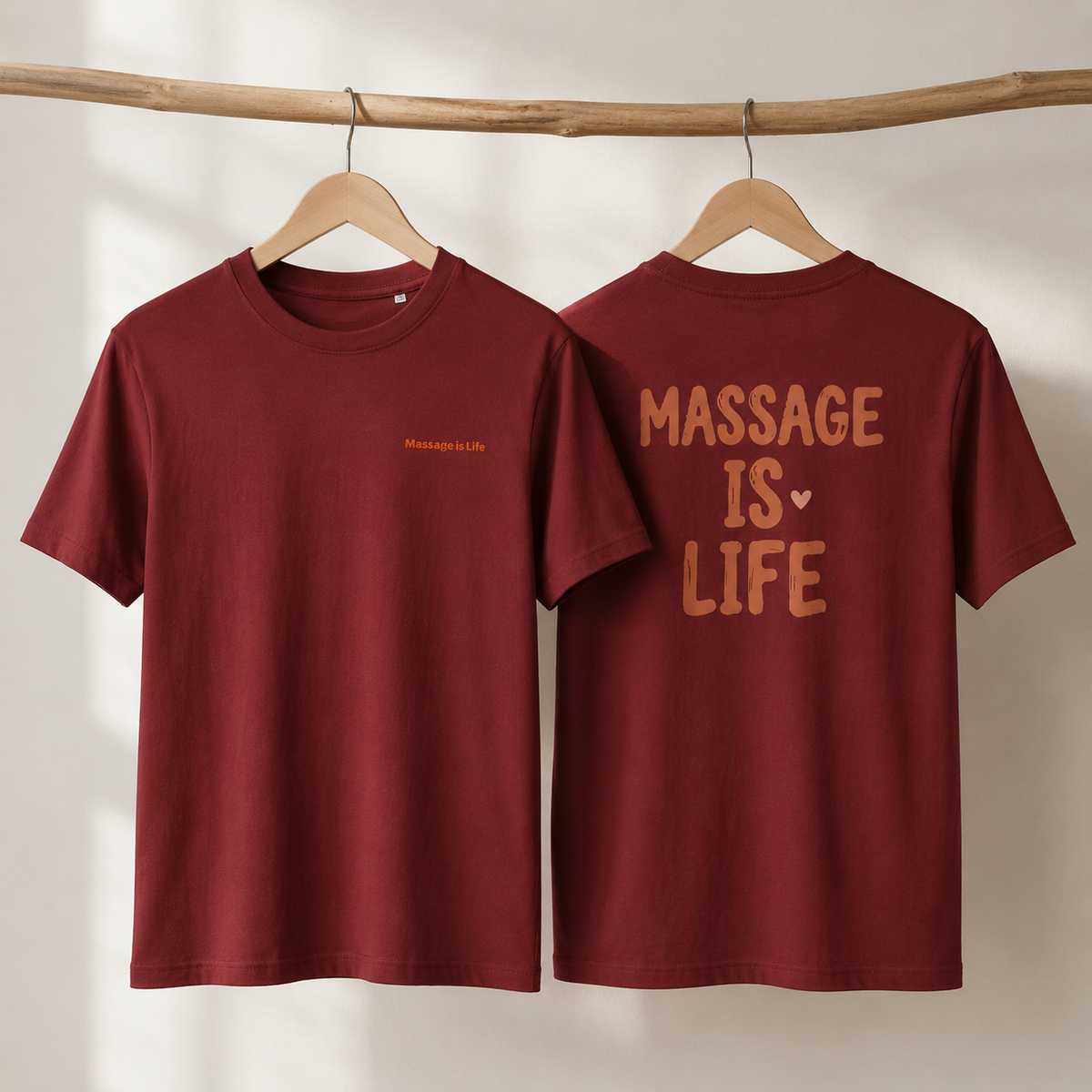 T-shirt bio Massage is Life, rouge bordeaux, imprimé dos et poitrine, suspendu sur cintre bois