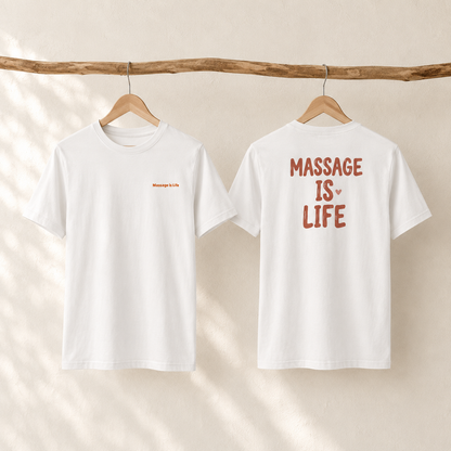 T-shirt blanc bio Massage Is Life, dos et face, suspendu sur cintre en bois, design doux et lifestyle