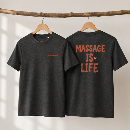 T-shirt bio Massage is Life, gris chiné, imprimé orange devant et dos, suspendu à une branche