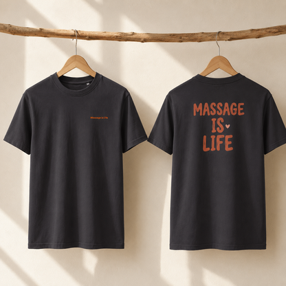T-shirt noir bio Massage Is Life, dos et face, suspendu sur cintre en bois, design bien-être