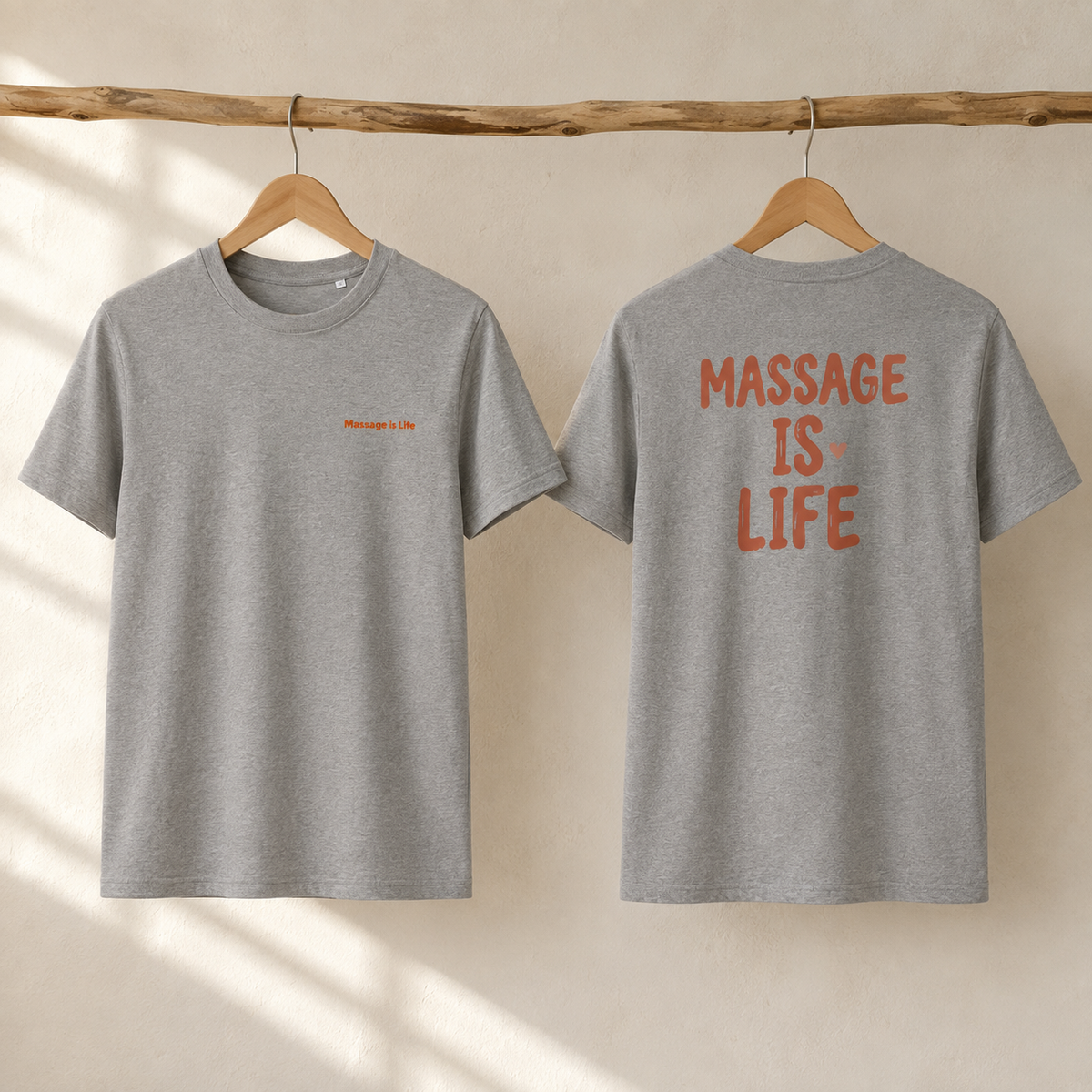 T-shirt gris bio Massage Is Life, devant et dos, suspendu sur cintre en bois, design bien-être