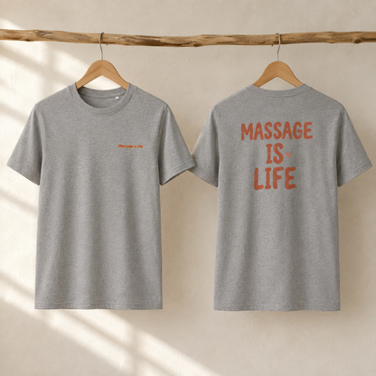 T-shirt gris bio Massage Is Life, devant et dos, suspendu sur cintre en bois, design bien-être