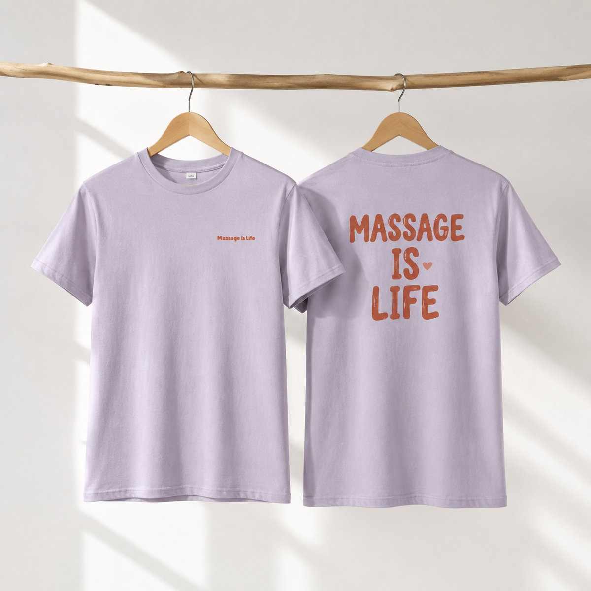 T-shirt bio lavande 'Massage Is Life' imprimé dos et poitrine, style bien-être et lifestyle