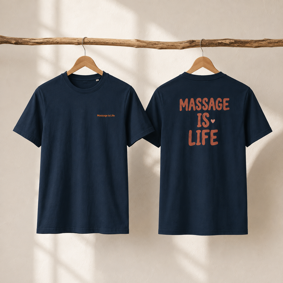 T-shirt bio bleu nuit Massage Is Life, dos et face, suspendu sur bois naturel