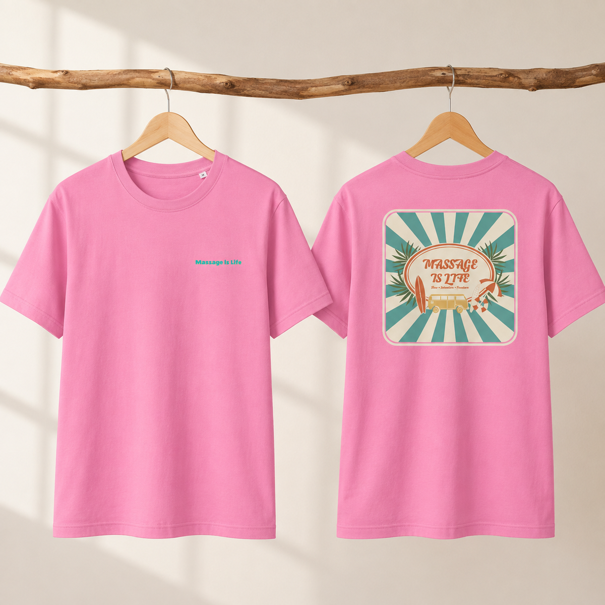 T-shirt rose bio Massage Is Life, dos imprimé rétro surf et palmiers, suspendu sur bois naturel