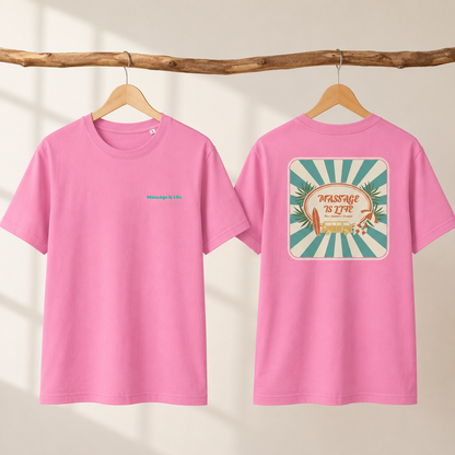 T-shirt rose bio Massage Is Life, dos imprimé rétro surf et palmiers, suspendu sur bois naturel