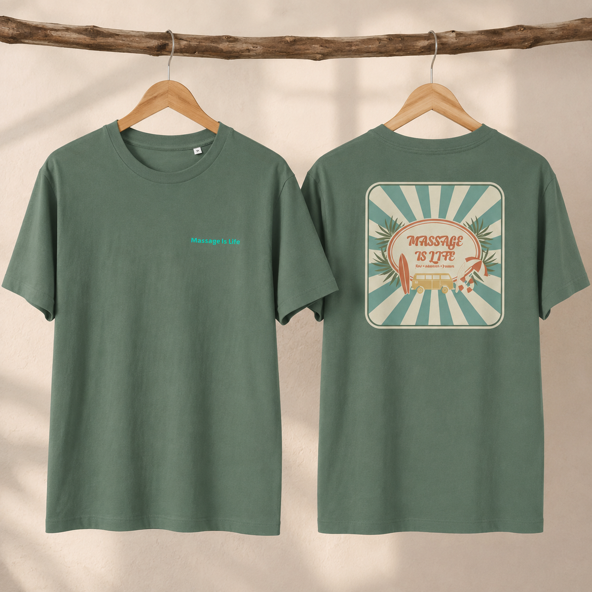 T-shirt bio vert olive Massage Is Life, devant et dos, design rétro surf et bien-être, suspendu à une branche