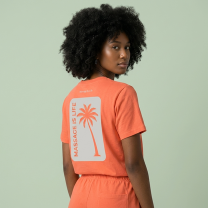 T-shirt orange bio Massage Is Life avec palmier, dos tourné, style bien-être et lifestyle