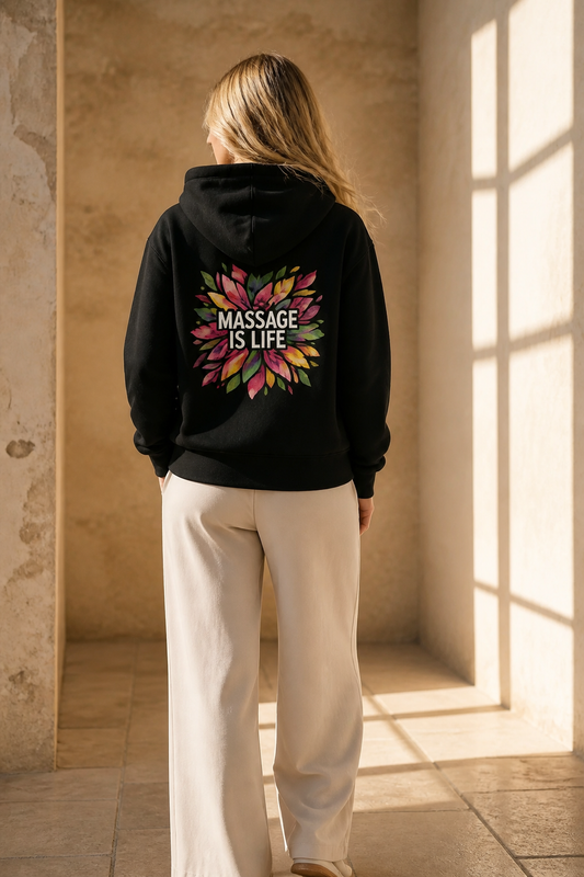 Sweat à capuche noir bio avec imprimé floral 'Massage Is Life' sur le dos, style bien-être et lifestyle