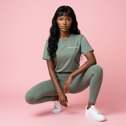 T-shirt bio Massage is Life vert clair, look bien-être et lifestyle, porté avec leggings assortis