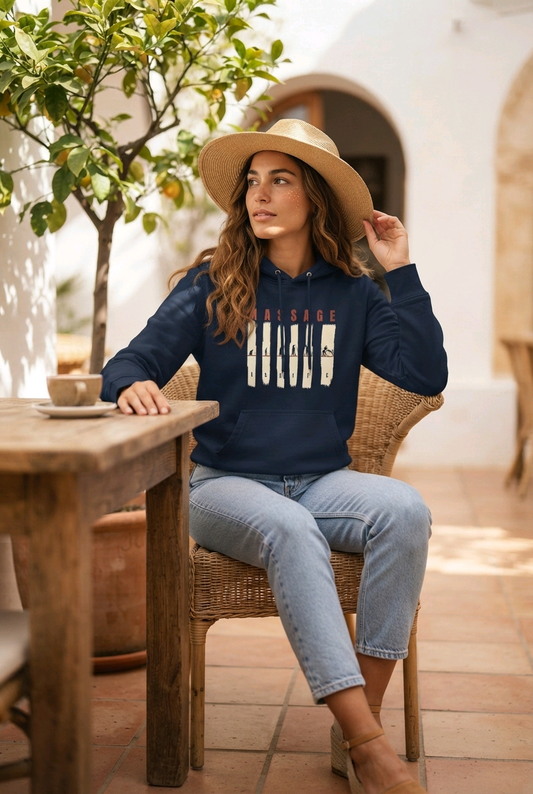Sweat à capuche bio Massage Is Life porté en extérieur, style bien-être et lifestyle doux