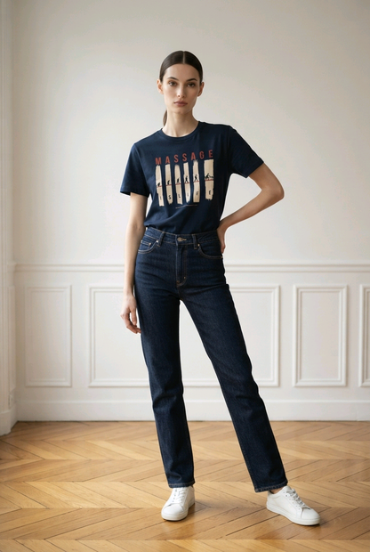 T-shirt bleu marine bio 'Massage Is Life' avec imprimé graphique, porté avec jeans et baskets blanches