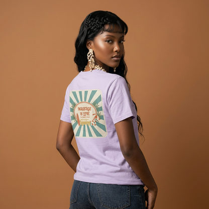 T-shirt bio violet dos imprimé 'Massage Is Life' style vintage, manches courtes, look bien-être et lifestyle