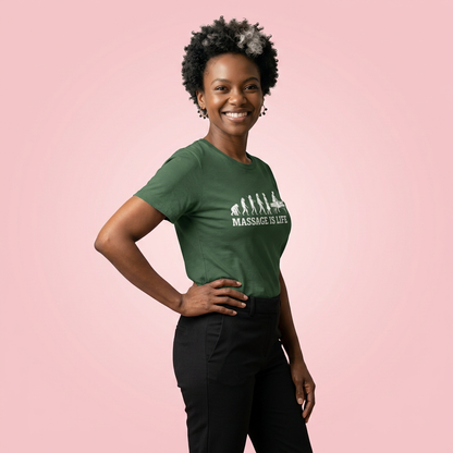 T-shirt bio vert foncé "Massage Is Life" avec imprimé évolution, porté par femme souriante sur fond rose